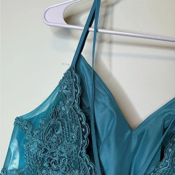 AZAZI NWT LONG WOMANS FORMAL DRESS - Picture 5 of 13